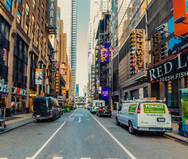 New York, ABD - 07 Ekim 2024: Manhattan şehir merkezinde gün batımında trafik