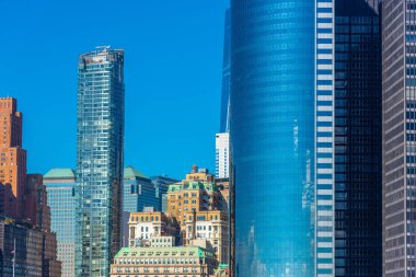 Aşağı Manhattan 'daki modern ve antik binalar güneşli bir günde. New York City, ABD