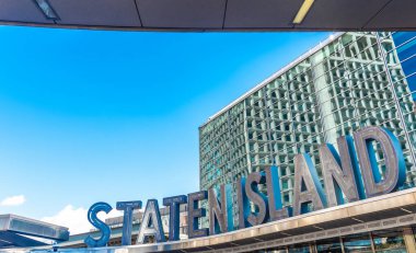 Staten Island Feribot Terminali 'ndeki Staten Island tabelası. New York City, ABD