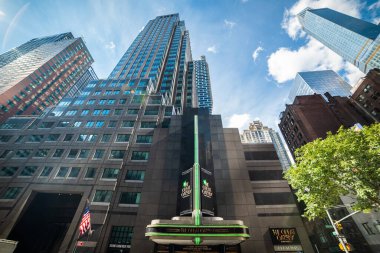 New York City, ABD - 08 Ekim 2024: Broadway Tiyatrosu 'ndaki Muhteşem Gatsby reklam panosu