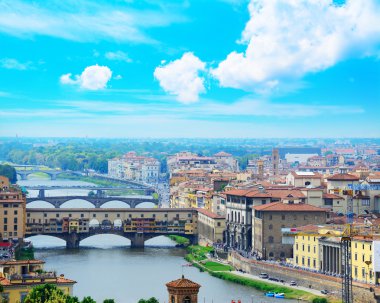 Ponte Vecchio ve diğer köprüler Floransa'da Arno Nehri üzerinde