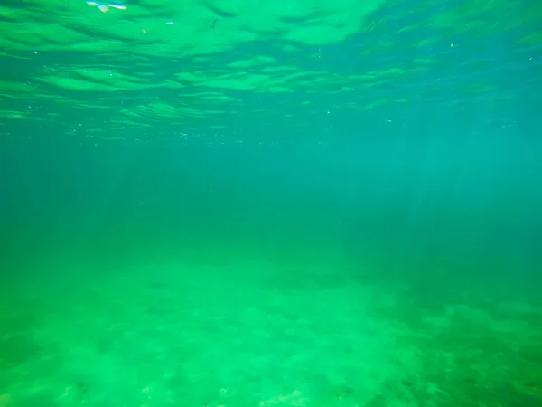 Piso de mar arenoso sob água verde na Sardenha — Fotografia de Stock