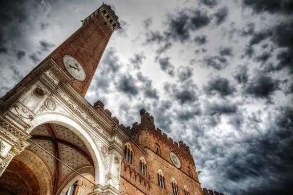 Torre del Mangia torony egy felhős ég — Stock Fotó