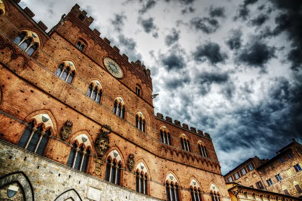 Palazzo Pubblico a Siena sotto un cielo nuvoloso — Foto Stock