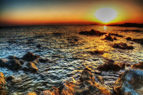 Felsen und Meer in der Dämmerung — Stockfoto