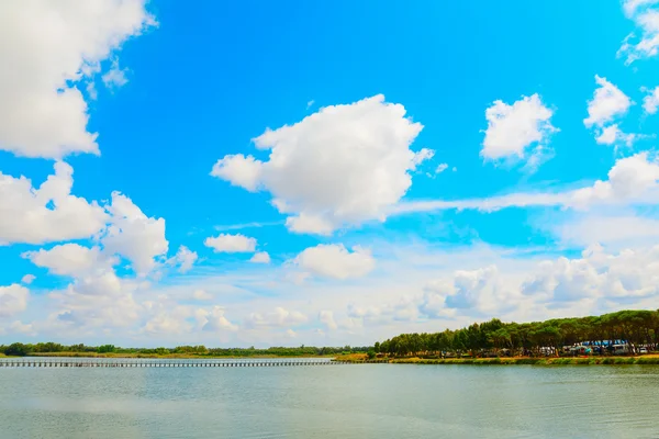 Bewölkter Himmel über der Lagune von Kalik in Alghero — Stockfoto