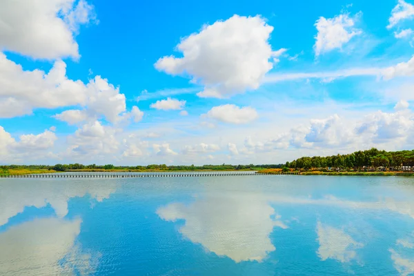 Wolken spiegeln sich über einer Lagune — Stockfoto