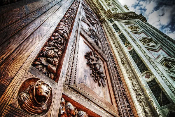 Close-up van de voordeur Santa Croce in Florence — Stockfoto