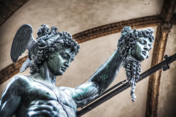 Medusa başı tutarak Perseo detay