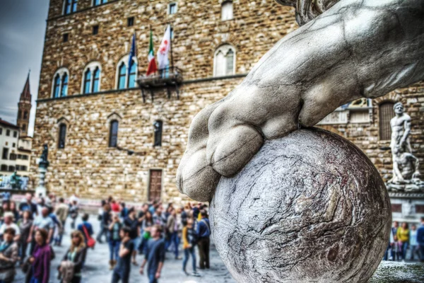 Primer plano de una pata de león con bola en Loggia dei Lanzi en Florencia —  Fotos de Stock
