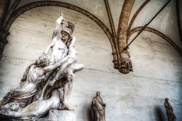 Ratto di polissena Statue in florenz — Stockfoto