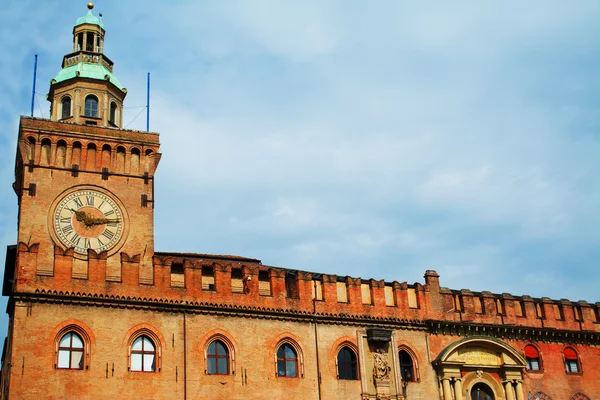 Palazzo d 'accursio unter dramatischem Himmel in Bologna — Stockfoto