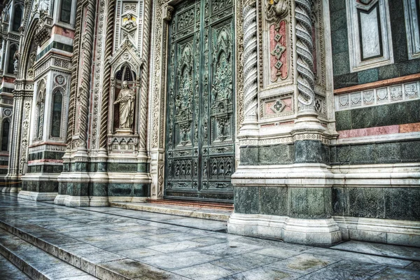 Vista lateral de la entrada de la puerta en la catedral de Santa Maria del Fiore — Foto de Stock