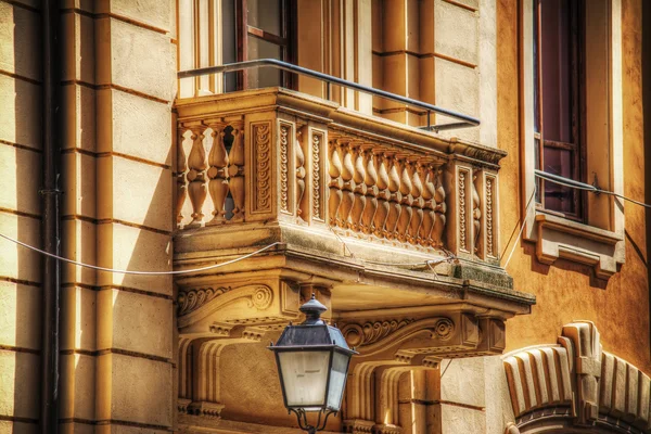 Tipico balcone toscano in un edificio giallo — Foto Stock