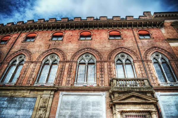 Palazzo d'Accursio sotto un cielo drammatico — Foto Stock