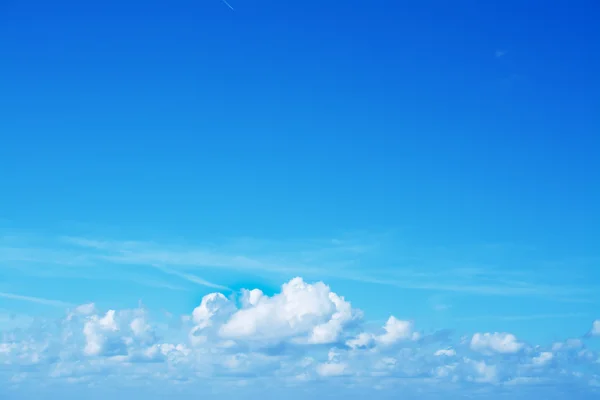 Ясное небо с небольшими облаками — стоковое фото