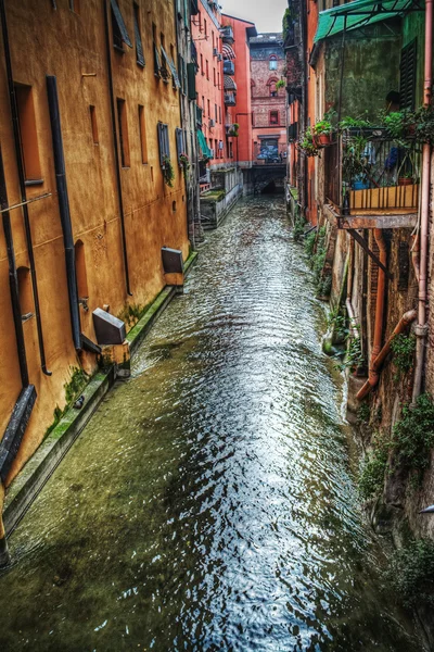 Kleiner Kanal in der Innenstadt von Bologna — Stockfoto
