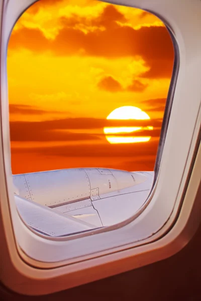 Tramonto soleggiato visto da un oblò di aeroplano — Foto Stock