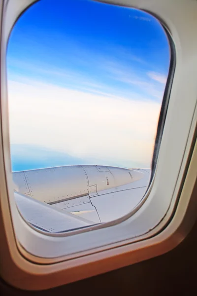 Himmel vom Bullauge eines Flugzeugs aus gesehen — Stockfoto