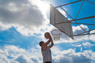 bulutlar üzerinde bir basketbol oyuncusu