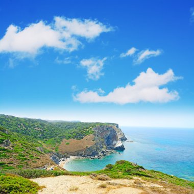 Cliff ve plaj Sardinya