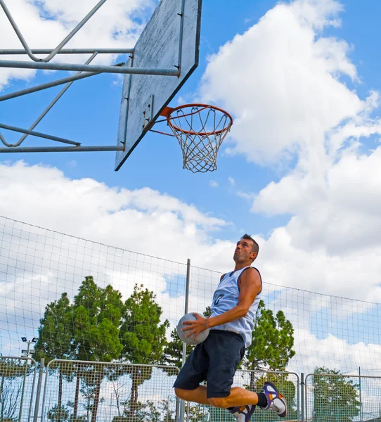 Jugador de baloncesto saltando al aro —  Fotos de Stock