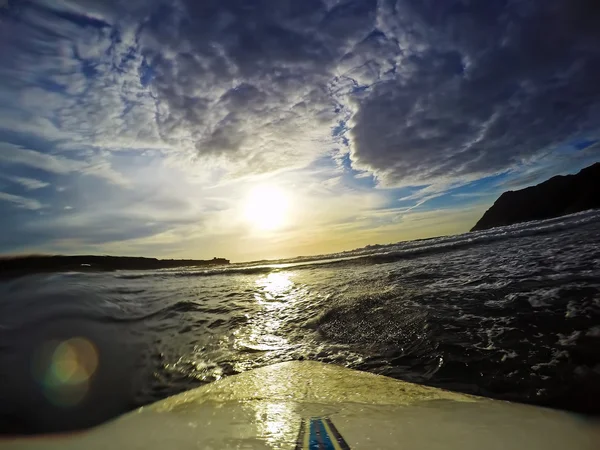 Planche de surf sur l'eau au crépuscule — Photo