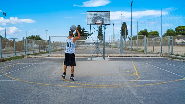 Jogador de basquete praticando tiro salto — Fotografia de Stock
