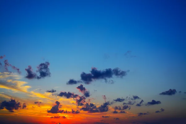 Donkere wolken bij zonsondergang — Stockfoto