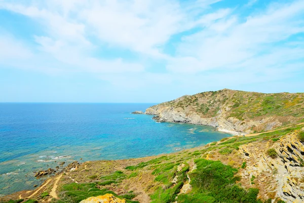 La costa della Sardegna sotto un cielo nuvoloso — Foto Stock