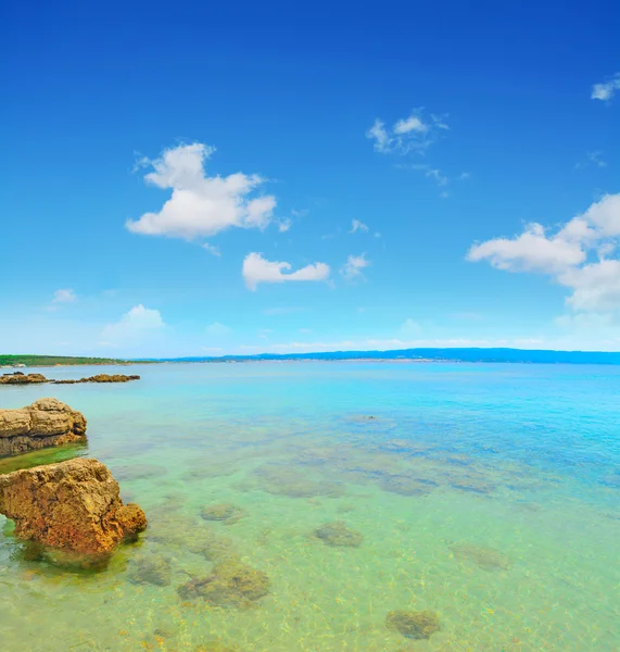 Crystal clear water and white clouds — Stock Photo, Image