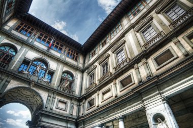 Uffizi Galerisi Floransa'da bir bulutlu gökyüzü altında