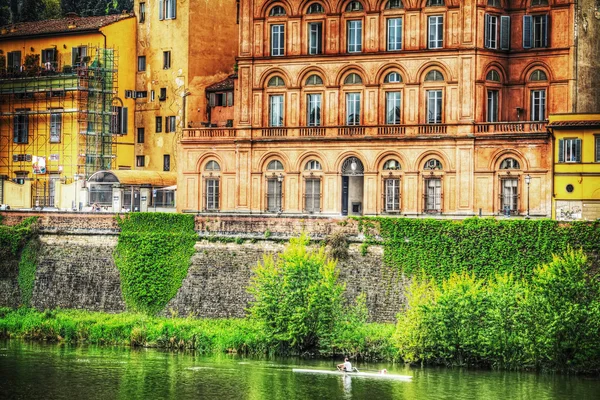 Банк річки Арно у Флоренції — стокове фото