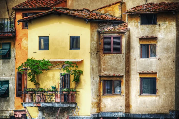 Shored do starego budynku z tarasem w Ponte Vecchio — Zdjęcie stockowe