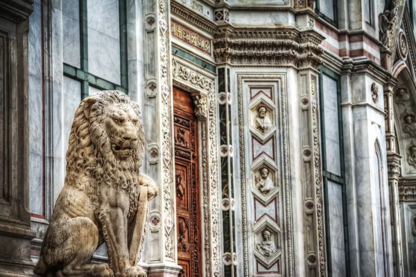 Socha lva na náměstí Santa Croce ve Florencii — Stock fotografie