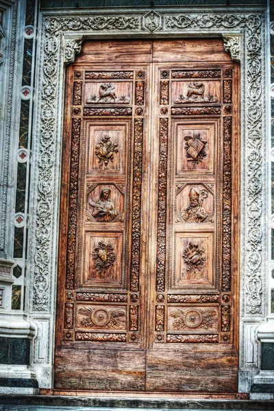 Primer plano de la puerta principal de Santa Croce en Florencia — Foto de Stock