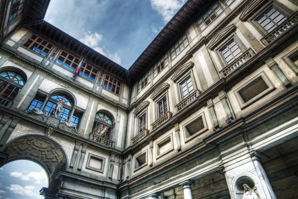Galerie Uffizi za zatažené obloze ve Florencii — Stock fotografie