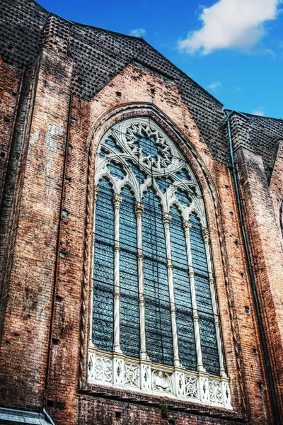 Grande vetrata a San Petronio cattedrale parete laterale a Bologna — Foto Stock