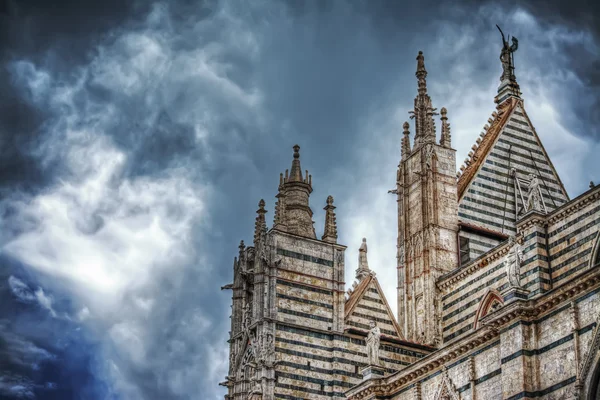 Siena Duomo arkadan gördüm dramatik gökyüzü altında — Stok fotoğraf