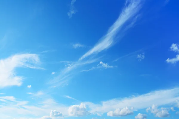 Nuvens brancas e céu azul — Fotografia de Stock