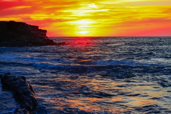 Barevné nebe nad mořem při západu slunce — Stock fotografie