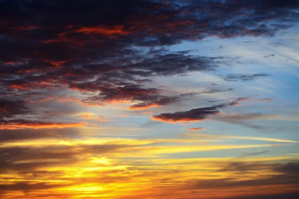 Sonnenuntergang mit dunklen Wolken — Stockfoto