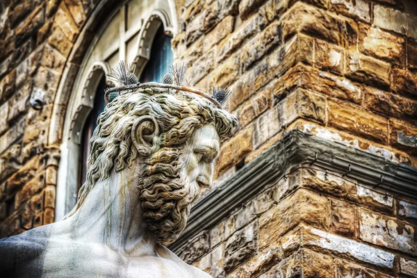 Gros plan de la tête de statue Neptune sur la Piazza della Signoria à Flor — Photo