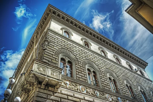 Historisk byggnad i Pistoia i hdr — Stockfoto