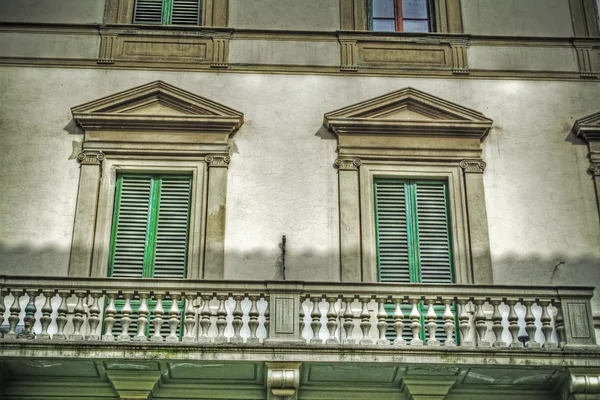 Belles fenêtres et balcon en hdr — Photo