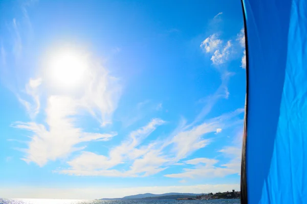 Sonniger Himmel aus einem Zelt gesehen — Stockfoto