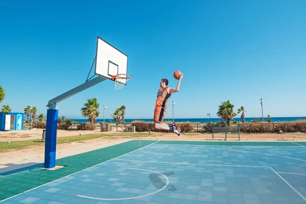 Lefty Slam Dunk am Strand — Stockfoto