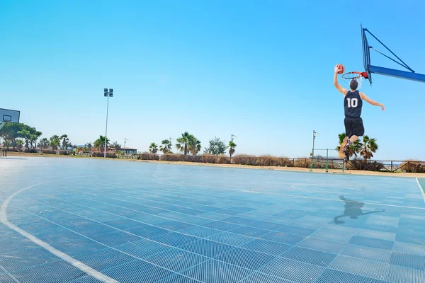 Slam Dunk in einem blauen Spielplatz — Stockfoto