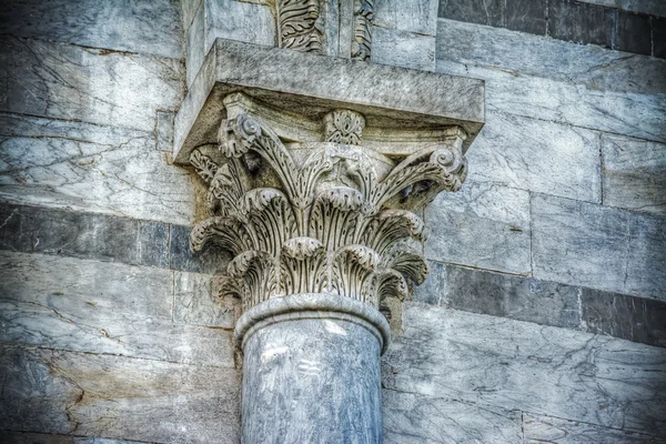 Detalle de una columna capital en Pisa inclinado towe — Foto de Stock