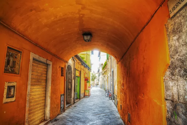 Underpass laranja em Pisa no hdr — Fotografia de Stock